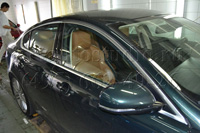 Jaguar XF оклейка хром-пакета зеркальной серебряной плёнкой