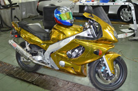 Стайлинг мотоцикла золотой зеркальной плёнкой