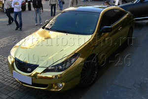 Оклейка автомобиля золотой хром плёнкой