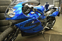 Мотоцикл BMW K1300 стайлинг синей хром плёнкой