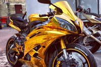 Мотоцикл Yamaha R6 стайлинг золотой зеркальной плёнкой